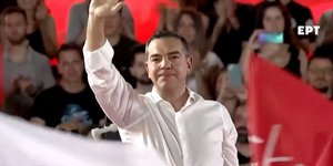 Συγκινημένος στο κλείσιμο της ομιλίας του χθες το βράδυ ο Αλέξης Τσίπρας στο Σύνταγμα