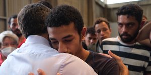 Ο Τσίπρας με 15χρονο επιζώντα του ναυαγίου