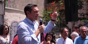 O Αλέξης Τσίπρας μιλά σε πολίτες στα Χανιά