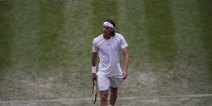 Ο Στέφανος Τσιτσιπάς στο γρασίδι