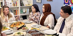 Γιωργος Τσούνης συνομιλεί με γυναίκες πρόσφυγες 