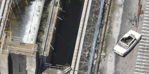 Aυτοκίνητο με βαρέλια, πιθανώς με εκρηκτικά, στο φράγμα Καχόβκα της Ουκρανίας λίγο πριν την έκρηξη