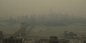 Απόκοσμες εικόνες από τη Ν. Υόρκη, όπου ο καπνός από τις πυρκαγιές του Καναδά έχει κατακλύσει τις ΗΠΑ