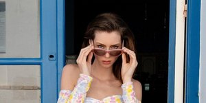 γυναίκα με μίνι φόρεμα