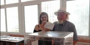 Ψηφοφόρος ετών 99 στην κάλπη στον Βόλο