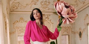 γυναίκα με ροζ πουκάμισο