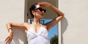 Γυναίκα με λευκό φόρεμα