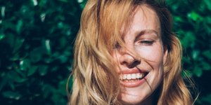 Γυναίκα με χαμογελαστό πρόσωπο