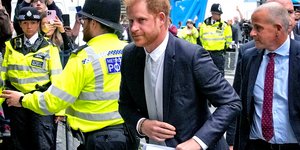 Ο Πρίγκιπας Χάρι προσέρχεται για κατάθεση 