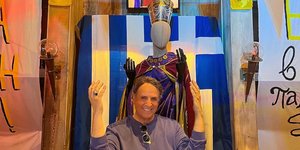 Ο Χάρης Ρώμας ποζάρει με φόντο τη στολή του Κωνσταντίνου Κατακουζηνού ως επικεφαλής του ΒΥΖΑΝ