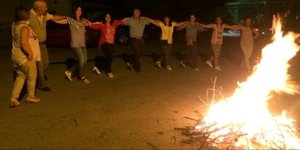 Χορός γύρω από τη φωτιά 