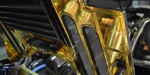 Κινητήρας αυτοκινήτου από χρυσό 