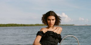 γυναίκα με μαύρο φόρεμα