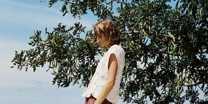 γυναίκα με τοπ και σανδάλια