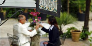 Ζευγάρι απολαμβάνει το γεύμα του στο εστιατόριο Solo Per Due