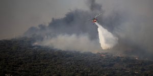 Ελικόπτερο σε επιχείρηση κατάσβεσης πάνω από μέτωπο φωτιάς 