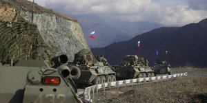 Ρωσικά στρατιωτικά οχήματα κατά μήκος ενός δρόμου προς την περιοχή του Ναγκόρνο-Καραμπάχ