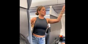 Γυναίκα τα έχασε σε αεροπλάνο γιατί δεν ένας επιβάτης «δεν ήταν αληθινός»