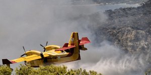 Καναντέρ πετά πάνω από φωτιά σε ορεινό μέρος