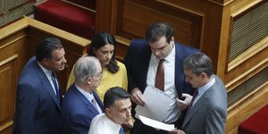 Ο Μητσοτάκης με υπουργούς στη Βουλή