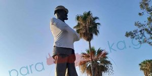 Αγαλμα του Βενιζέλου ντυμένο με μπλούζα