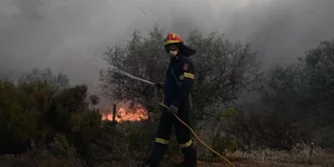 Πυροσβέστης στη μάχη της κατάσβεσης