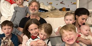 O Άλεκ Μπάλντουιν με την σύζυγό του Χιλάρια καιτα 7 τους παιδιά 