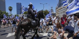 Αστυνομικός κατά διαδηλωτών στο Ισραήλ