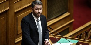 Ο πρόεδρος του ΠΑΣΟΚ Νίκος Ανδρουλάκης στο βήμα της Βουλής