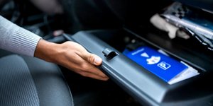 Ανοιχτό ντουλαπάκι συνοδηγού