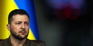 ζελενσκι μπροστα από σημαια