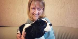 Ασθενής αγκαλιά με τον σκύλο της