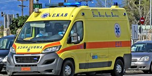 Ασθενοφόρο του ΕΚΑΒ στον δρόμο