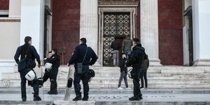 Αστυνομικοί έξω από την Πρυτανεία του ΕΚΠΑ