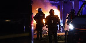 Αστυνομικοί κοντά σε ένα φλεγόμενο αυτοκίνητο στη Γαλλία /