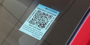 Aυτοκόλλητο στο παρμπρίζ του αυτοκινήτου