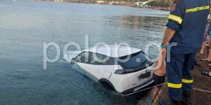«Βουτιά» αυτοκινήτου στη θάλασσα στον Ψαθόπυργο