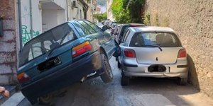 αυτοκίνητο σκαρφάλωσε σε αυτοκίνητο στο Ρέθυμνο