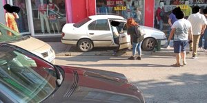 Περαστικοί σε αυτοκίνητο όπου ο οδηγός έπεσε σε βιτρίνα