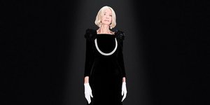 Η Ντανιέλ Σλάβικ με το φόρεμα Balenciaga που είχε φορέσει και πριν από 60 σχεδόν χρόνια