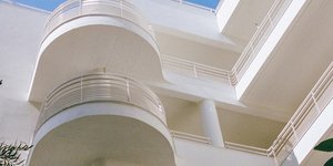 Η επιβλητική ομορφιά του αθηναϊκού Bauhaus σε ένα μπουτίκ ξενοδοχείο στο κέντρο