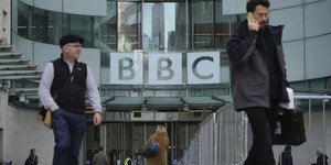 BBC: Ο παρουσιαστής που κατηγορείται για σεξουαλική παρενόχληση, φέρεται να τηλεφώνησε στο 17χρονο θύμα