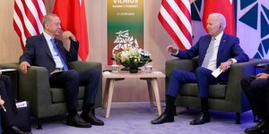 Τζο Μπάιντεν και Ταγίπ Ερντογάν κατά τη συνάντησή τους στη σύνοδο του ΝΑΤΟ στο Βίλνιους 