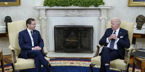 Μπάιντεν και Χέρτζογκ συνομιλούν στο οβάλ γραφείο