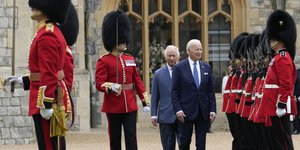 Τζο Μπάιντεν και βασιλιάς Κάρολος περπατούν μπροστά από το τιμητικό άγημα