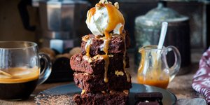 Απολαυστικό brownie με παγωτό και καραμέλα