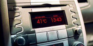 Θερμόμετρο στο αυτοκίνητο 