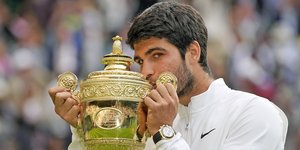 Ο Κάρλος Αλκαράθ με την κούπα του Wimbledon το 2023