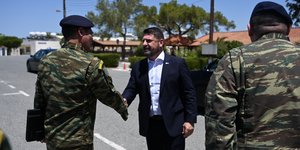 Ο Νίκος Χαρδαλιάς σε χειραψία με αξιωματικό στρατού