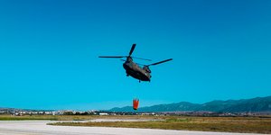 Τρία Chinook επιχειρούν στο μέτωπο της πυρκαγιάς στα Δερβενοχώρια	